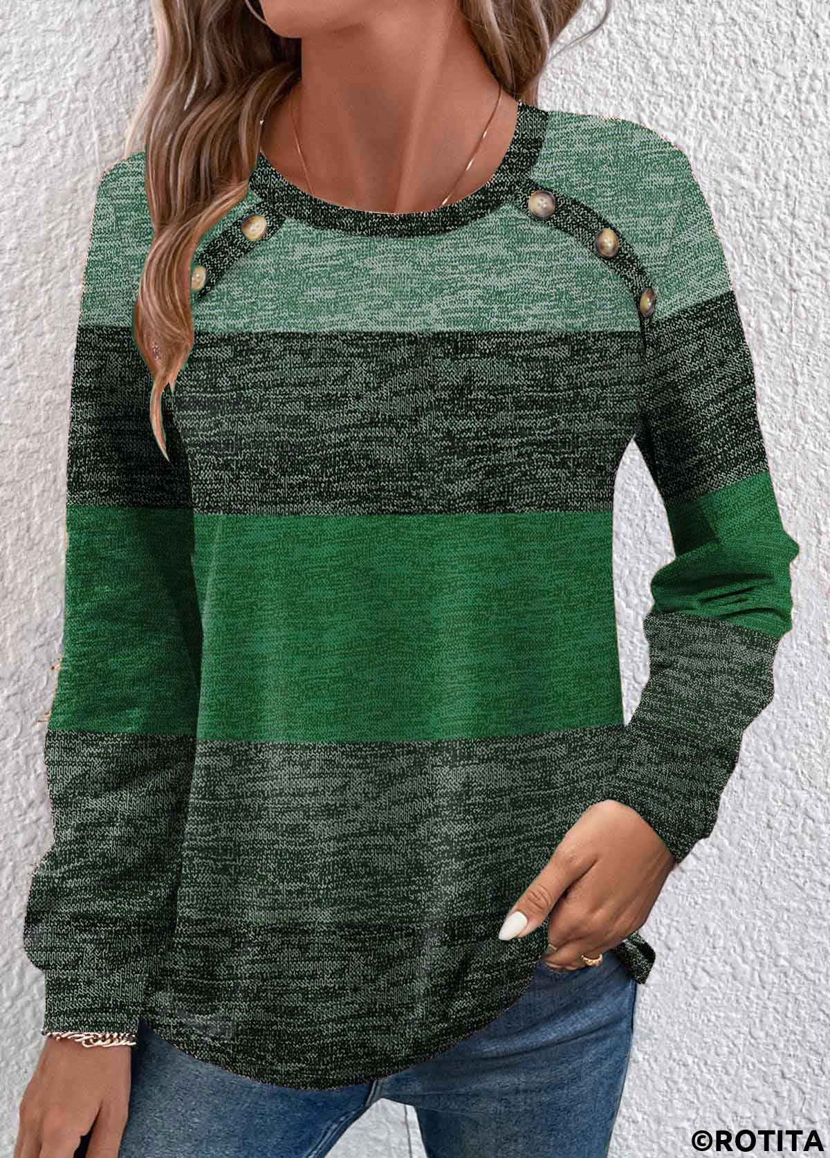 Grünes T-Shirt mit Rundhalsausschnitt und langen Ärmeln und Rotita-Knopf