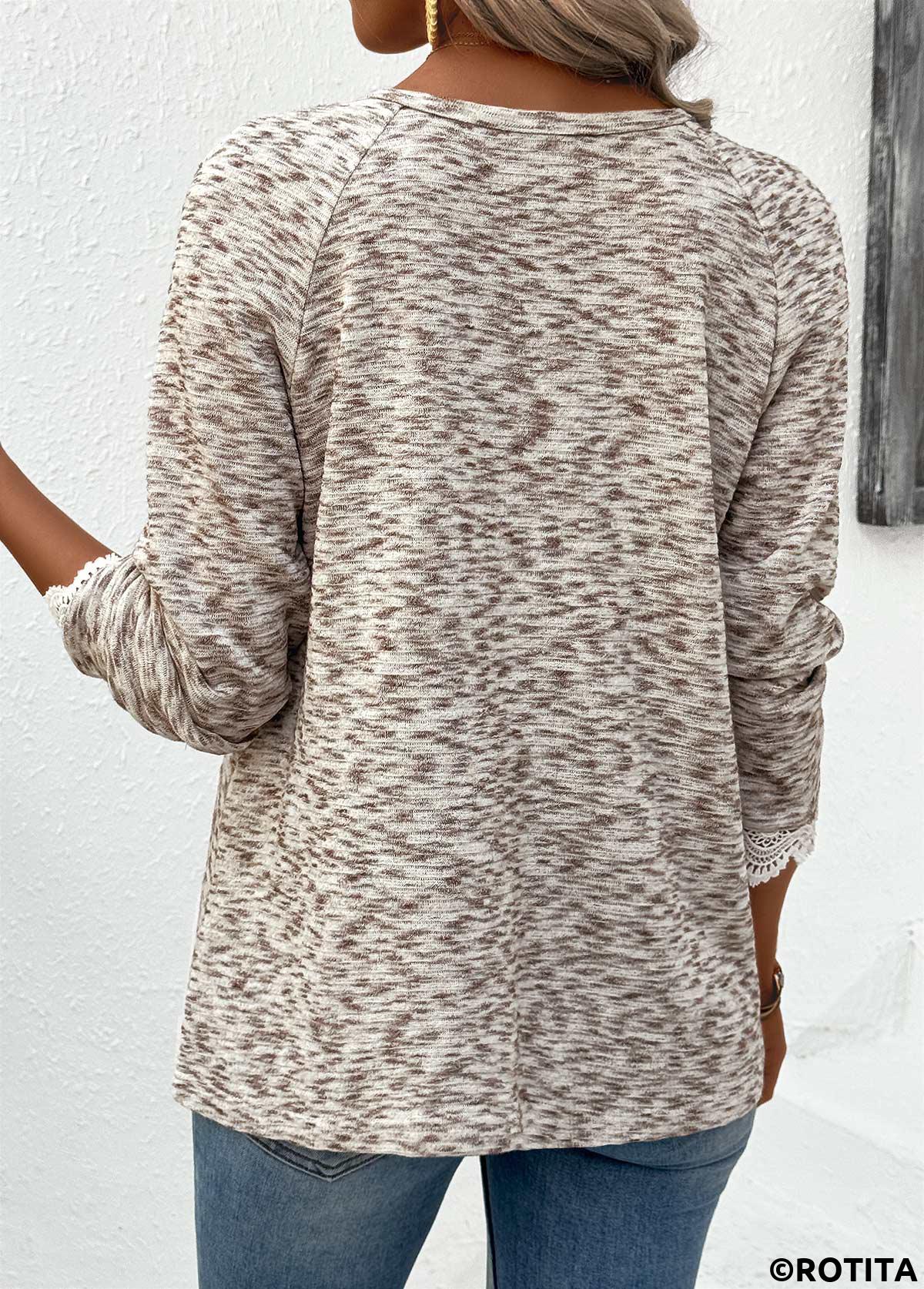 Rotita-Stickerei hellkaffeefarbenes Langarm-T-Shirt mit V-Ausschnitt