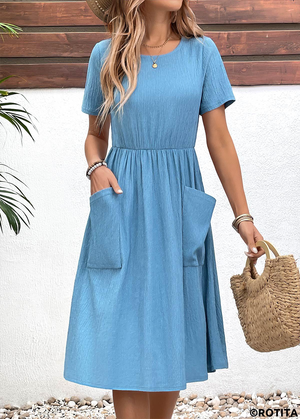 Rotita-Knopfkleid in Himmelblau mit Rundhalsausschnitt und kurzen Ärmeln